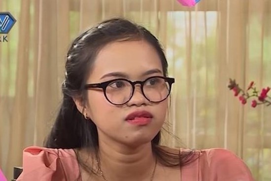 Đi hẹn hò, cô gái gây bất ngờ khi kể còn nhắn tin với người cũ