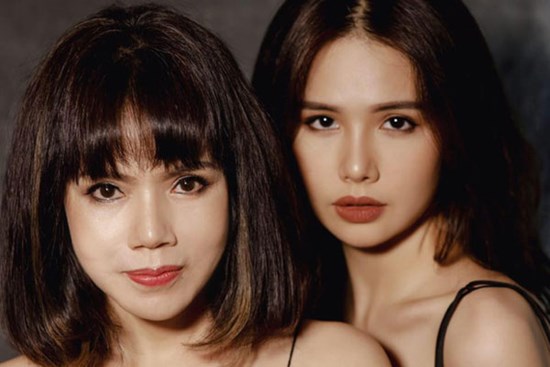 Nhan sắc ở tuổi 56 của mẹ Phanh Lee gây bất ngờ, gu ăn mặc thời thượng không kém con gái là bao