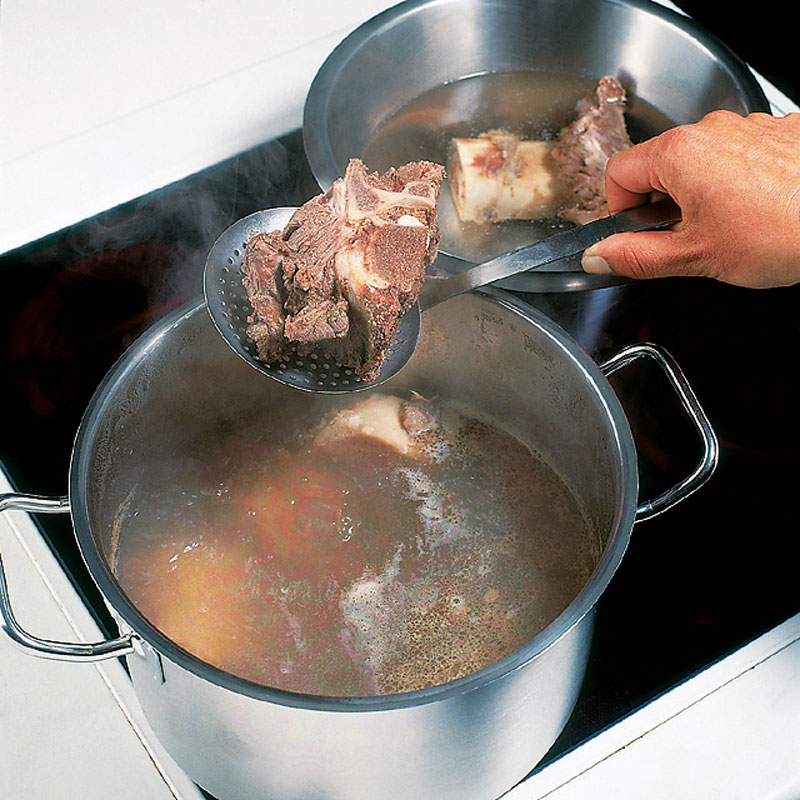 Hầm xương muốn nước ngọt mà lại trong veo thì các mẹ phải học ngay các mẹo này nhé!-3