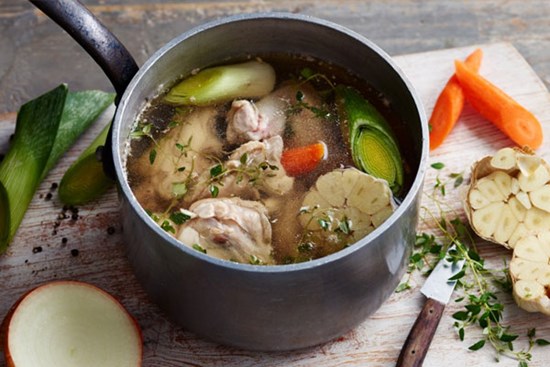 Hầm xương muốn nước ngọt mà lại trong veo thì các mẹ phải học ngay các mẹo này nhé!