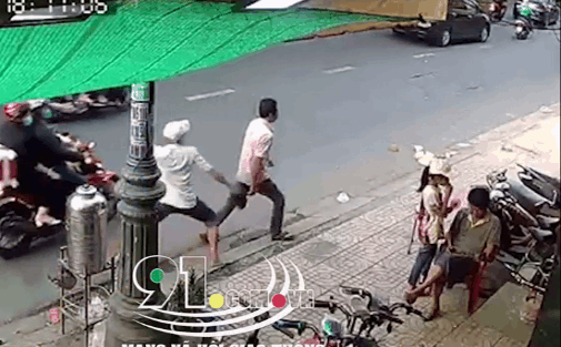 CLIP: Bị chém tới tấp sau lưng khi đang đi bộ, người đàn ông bàng hoàng tháo chạy và diễn biến gay cấn sau đó-1