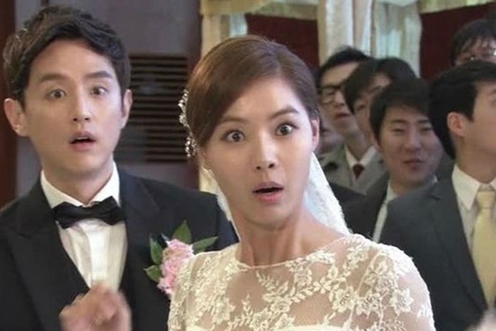 Đang đám cưới linh đình, ả người yêu cũ bất ngờ lao lên gào thét, tôi bình tĩnh giải nguy cho chồng khiến ai cũng phục