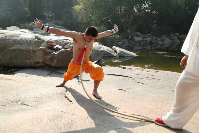 Clip: Học viên khóa học làm giàu chọc gậy vào yết hầu để thử thách bản lĩnh chính mình gây kinh hãi-2