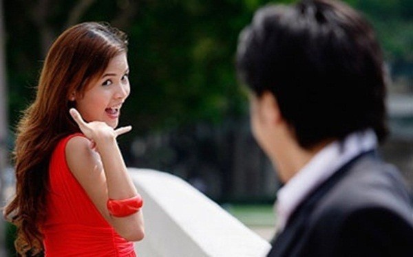 Nửa đêm gọi mãi không thấy chồng đâu, tôi hoảng hồn khi thấy anh bước ra từ nhà cô hàng xóm-1