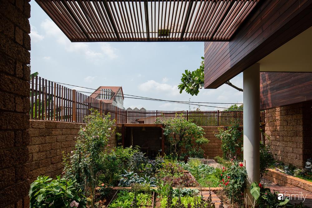 Bố mẹ trẻ xây nhà vườn 300m² giúp các con sống gần gũi với thiên nhiên ở quận Thủ Đức, TP. HCM-14