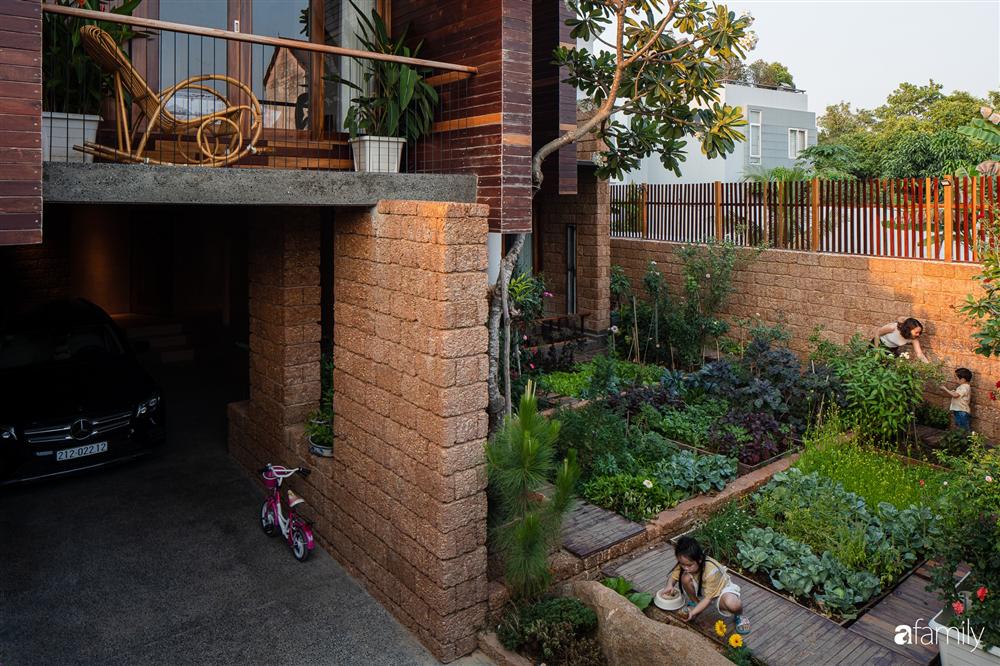 Bố mẹ trẻ xây nhà vườn 300m² giúp các con sống gần gũi với thiên nhiên ở quận Thủ Đức, TP. HCM-15