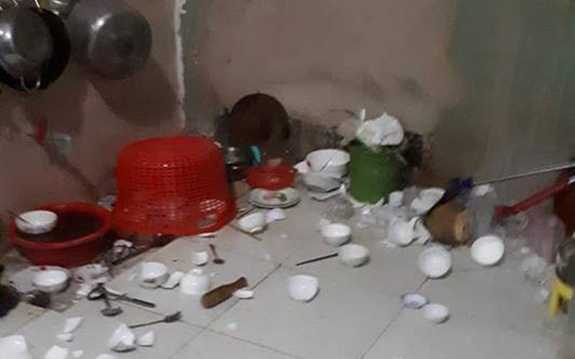 Vợ nhờ rửa bát, chồng hất tung mâm khẳng định: Đàn ông chỉ lo việc lớn nhưng vài phút sau lại cun cút tự đi dọn dẹp-1