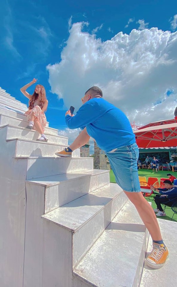 Bộ ảnh bạn trai lăn lộn 7749 tư thế để chụp hình cho bạn gái, chị em thi nhau tags người yêu vào học hỏi-1