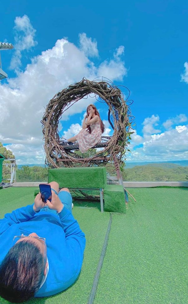 Bộ ảnh bạn trai lăn lộn 7749 tư thế để chụp hình cho bạn gái, chị em thi nhau tags người yêu vào học hỏi-11