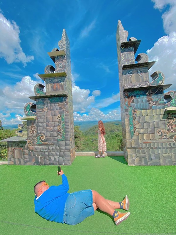 Bộ ảnh bạn trai lăn lộn 7749 tư thế để chụp hình cho bạn gái, chị em thi nhau tags người yêu vào học hỏi-3