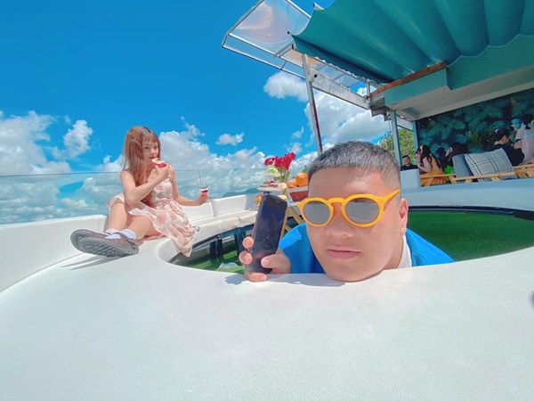 Bộ ảnh bạn trai lăn lộn 7749 tư thế để chụp hình cho bạn gái, chị em thi nhau tags người yêu vào học hỏi-7