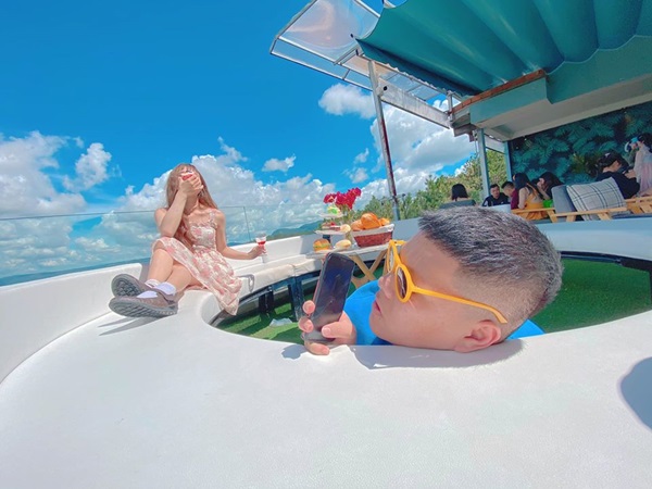 Bộ ảnh bạn trai lăn lộn 7749 tư thế để chụp hình cho bạn gái, chị em thi nhau tags người yêu vào học hỏi-8