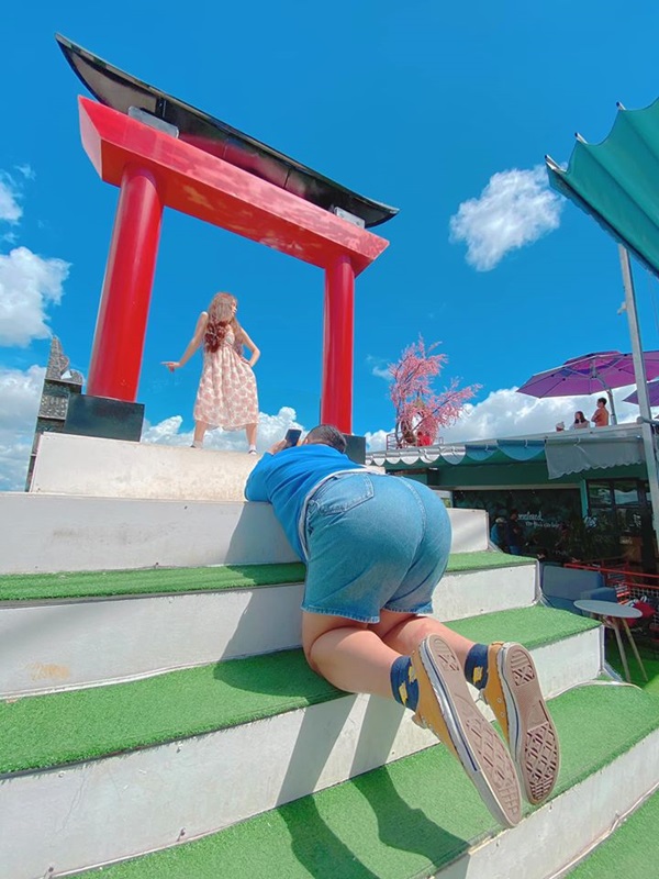 Bộ ảnh bạn trai lăn lộn 7749 tư thế để chụp hình cho bạn gái, chị em thi nhau tags người yêu vào học hỏi-9