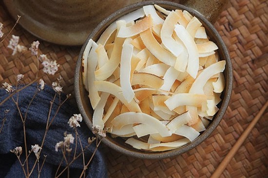 Cần giảm cân mà lại thèm ăn vặt thì phải làm ngay món dừa sấy giòn với 3 bước thần tốc!