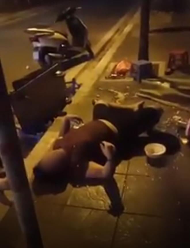 Clip nam thanh niên lặn ngụp giữa đường, mếu máo kêu cứu tao trong tình trạng không tỉnh táo khiến nhiều người hoảng hốt-2