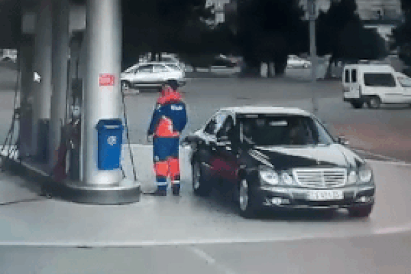 Tài xế vội cho ôtô di chuyển mặc dù vòi bơm xăng chưa kịp lấy ra