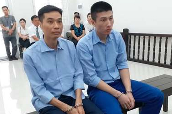 Vượt đèn đỏ, lái xe ô tô đâm thẳng rồi kéo lê CSGT ở Hà Nội-2