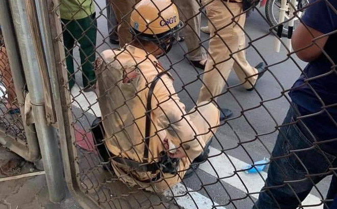 Vượt đèn đỏ, lái xe ô tô đâm thẳng rồi kéo lê CSGT ở Hà Nội-1