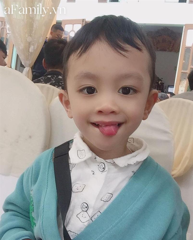 Đi đẻ về, mẹ trẻ tăng xông nhìn bãi chiến trường con lớn bày ra ở nhà nhưng đành bó tay bất lực-3