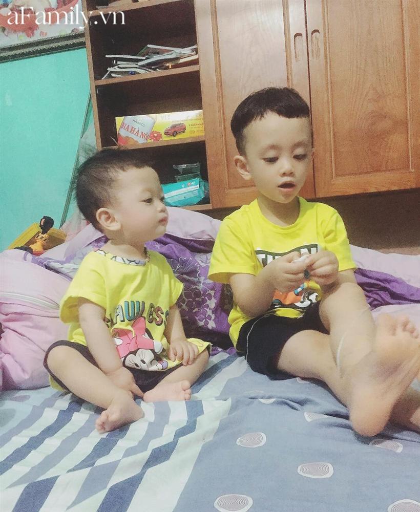 Đi đẻ về, mẹ trẻ tăng xông nhìn bãi chiến trường con lớn bày ra ở nhà nhưng đành bó tay bất lực-5