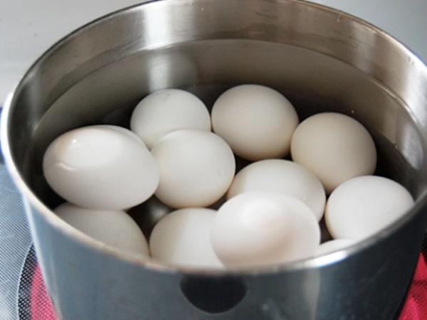 Luộc trứng tưởng dễ thực hiện nhưng nhiều chị em mắc sai lầm khiến trứng mất chất như chơi-3