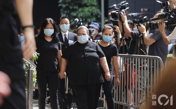 Lễ nhập quan của Vua sòng bài Macau: Hơn 300 ảnh gia tộc được trình chiếu, con trai thứ 2 xúc động cầm di ảnh của bố-1