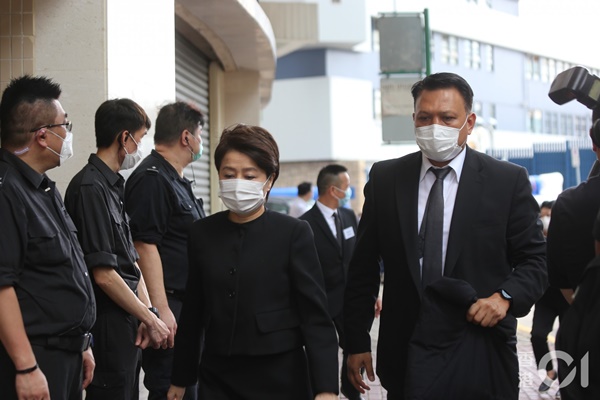 Lễ nhập quan của Vua sòng bài Macau: Hơn 300 ảnh gia tộc được trình chiếu, con trai thứ 2 xúc động cầm di ảnh của bố-4