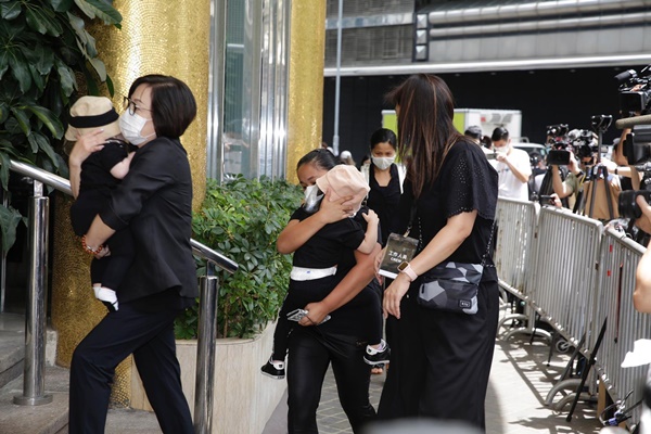 Lễ nhập quan của Vua sòng bài Macau: Hơn 300 ảnh gia tộc được trình chiếu, con trai thứ 2 xúc động cầm di ảnh của bố-7