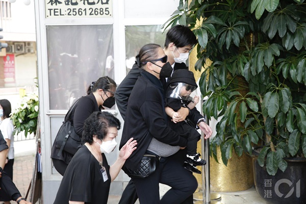 Lễ nhập quan của Vua sòng bài Macau: Hơn 300 ảnh gia tộc được trình chiếu, con trai thứ 2 xúc động cầm di ảnh của bố-8