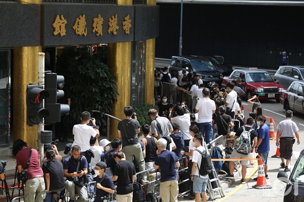 Lễ nhập quan của Vua sòng bài Macau: Hơn 300 ảnh gia tộc được trình chiếu, con trai thứ 2 xúc động cầm di ảnh của bố-9