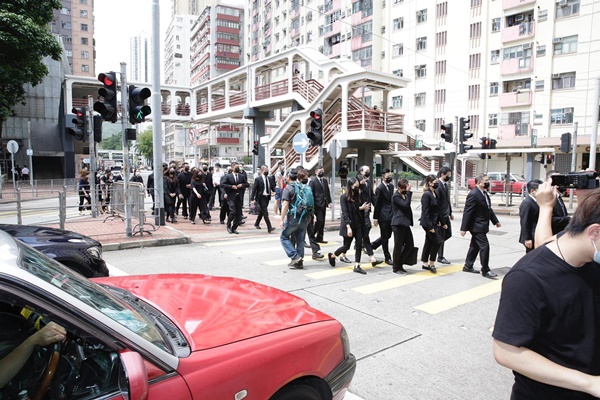 Lễ nhập quan của Vua sòng bài Macau: Hơn 300 ảnh gia tộc được trình chiếu, con trai thứ 2 xúc động cầm di ảnh của bố-10