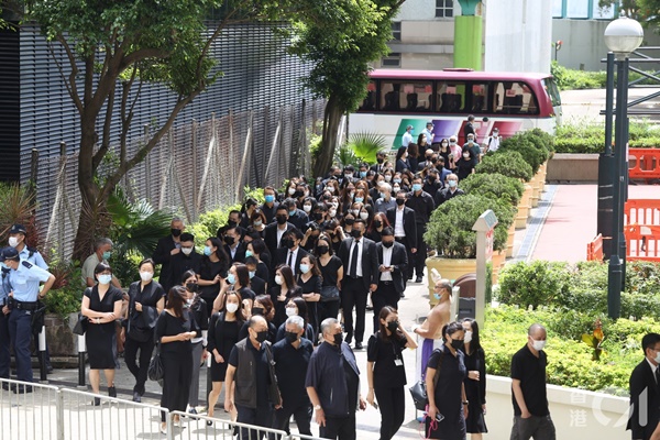 Lễ nhập quan của Vua sòng bài Macau: Hơn 300 ảnh gia tộc được trình chiếu, con trai thứ 2 xúc động cầm di ảnh của bố-12