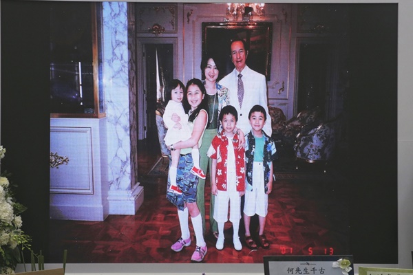 Lễ nhập quan của Vua sòng bài Macau: Hơn 300 ảnh gia tộc được trình chiếu, con trai thứ 2 xúc động cầm di ảnh của bố-13