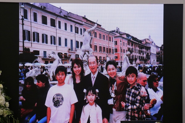 Lễ nhập quan của Vua sòng bài Macau: Hơn 300 ảnh gia tộc được trình chiếu, con trai thứ 2 xúc động cầm di ảnh của bố-14