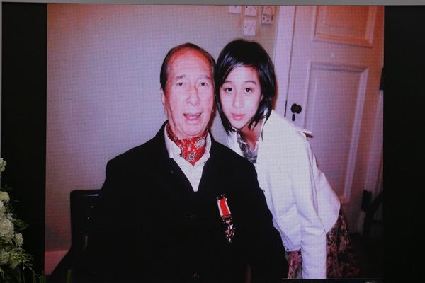 Lễ nhập quan của Vua sòng bài Macau: Hơn 300 ảnh gia tộc được trình chiếu, con trai thứ 2 xúc động cầm di ảnh của bố-15