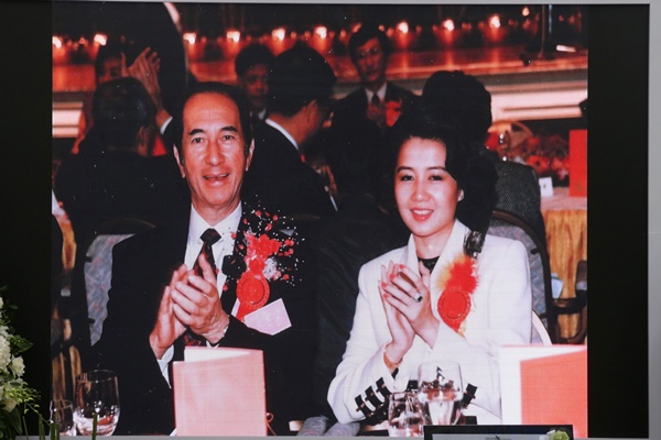 Lễ nhập quan của Vua sòng bài Macau: Hơn 300 ảnh gia tộc được trình chiếu, con trai thứ 2 xúc động cầm di ảnh của bố-16