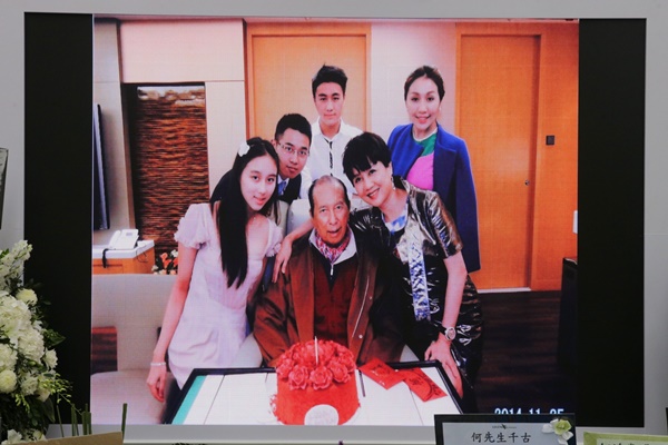 Lễ nhập quan của Vua sòng bài Macau: Hơn 300 ảnh gia tộc được trình chiếu, con trai thứ 2 xúc động cầm di ảnh của bố-17