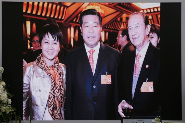 Lễ nhập quan của Vua sòng bài Macau: Hơn 300 ảnh gia tộc được trình chiếu, con trai thứ 2 xúc động cầm di ảnh của bố-18