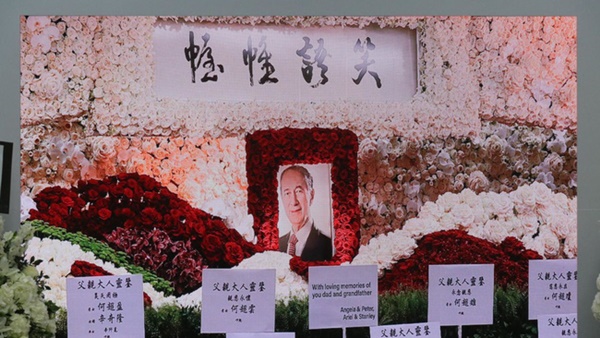 Lễ nhập quan của Vua sòng bài Macau: Hơn 300 ảnh gia tộc được trình chiếu, con trai thứ 2 xúc động cầm di ảnh của bố-19