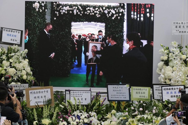 Lễ nhập quan của Vua sòng bài Macau: Hơn 300 ảnh gia tộc được trình chiếu, con trai thứ 2 xúc động cầm di ảnh của bố-23