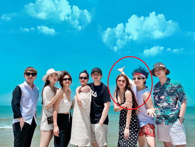 Gil Lê - Hoàng Thùy Linh thoải mái dựa dẫm, đứng sát vào nhau chẳng còn tránh né như trước đây-1