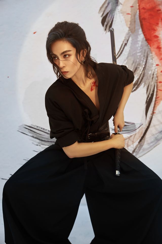 Gil Lê - Hoàng Thùy Linh thoải mái dựa dẫm, đứng sát vào nhau chẳng còn tránh né như trước đây-2