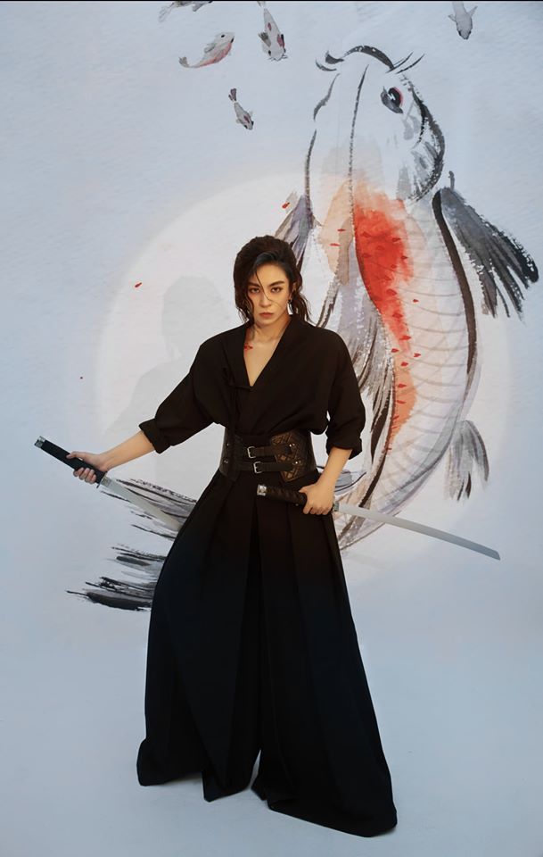 Gil Lê - Hoàng Thùy Linh thoải mái dựa dẫm, đứng sát vào nhau chẳng còn tránh né như trước đây-3