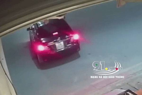 CLIP: Lao kinh hoàng vào ô tô đang quay đầu, xe con bung 2 túi khí, biến dạng