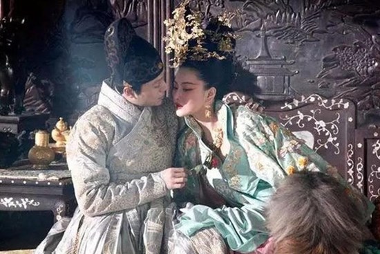 Vị Hoàng hậu xuất thân danh giá nhưng hoang dâm vô độ, mang cả bạn chồng về phủ để gian díu và cái kết khi Hoàng đế 