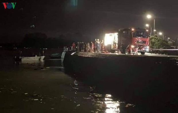 Xe ô tô chở 5 người lao xuống biển, 4 người nguy kịch tại Quảng Ninh-1