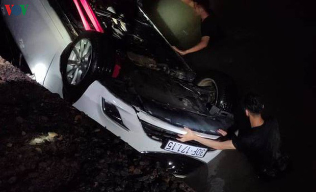 Xe ô tô chở 5 người lao xuống biển, 4 người nguy kịch tại Quảng Ninh-2