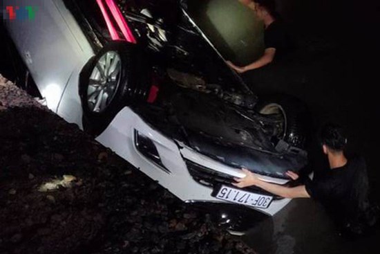 Xe ô tô chở 5 người lao xuống biển, 4 người nguy kịch tại Quảng Ninh