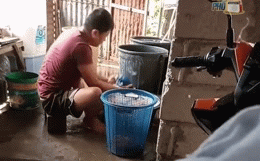 Clip: Người đàn ông giặt quần áo đầy giận hờn, trút nỗi lòng lên xô nước khiến dân mạng bật cười-1