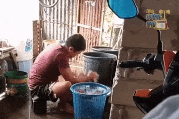 Clip: Người đàn ông giặt quần áo đầy giận hờn, trút nỗi lòng lên xô nước khiến dân mạng bật cười